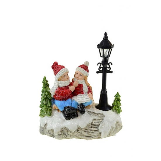 Dekoráció figurák poly 13.5*7*15cm kabátban piros