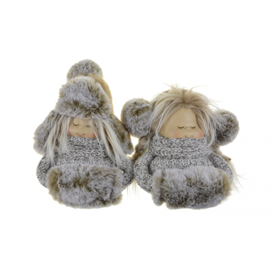 Figura fiú/lány textil ülő 14*9*16cm plüss ruhában szürke
