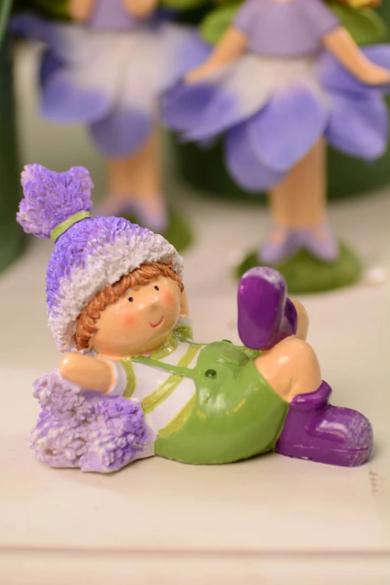 Figura kisfiúpoly 10,3*7,1cm fekvő levendulával