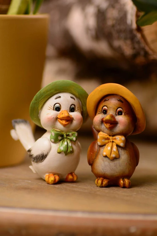 Figura madár poly 5.5*4.5*7.5cm kalapos barna