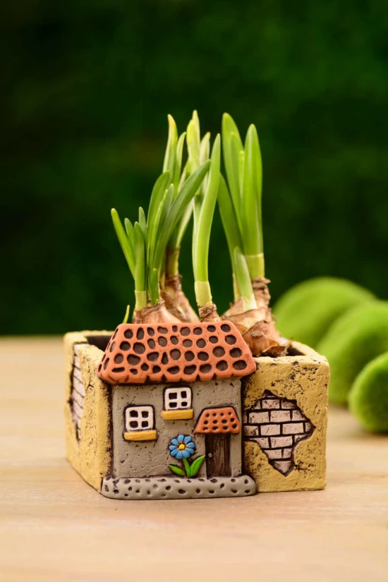 Kaspó kő szögletes 12.9*12.8*9cm házzal  krém