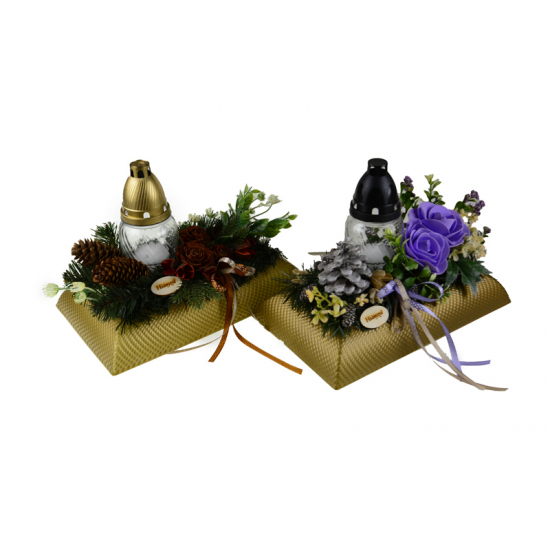 Készítmény kegyeleti szögl. tálban rózsával,mécsessel