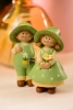 Figura fiú/lány 5.5*4*11cm kertész ruhábán zöld
